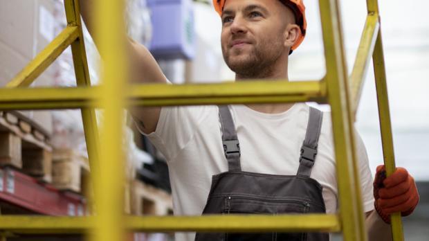 Homme travaillant avec une échelle Homme travaillant avec une échelle