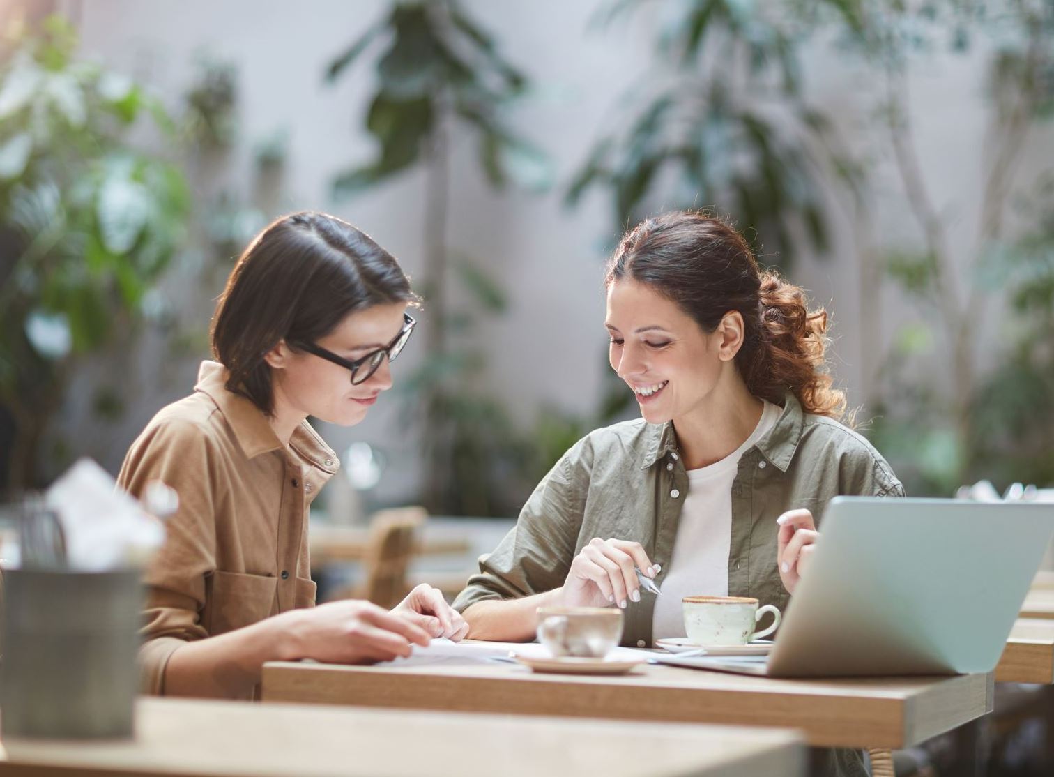 2 ladies meeting with a laptop