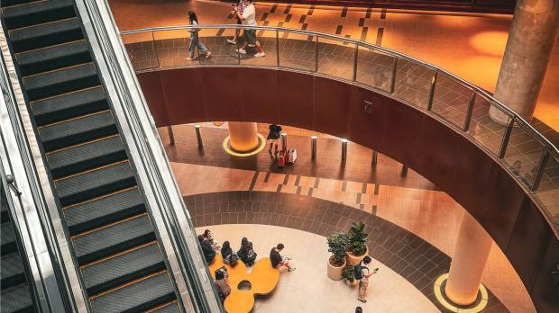 Overview photo of an indoor shopping centre 