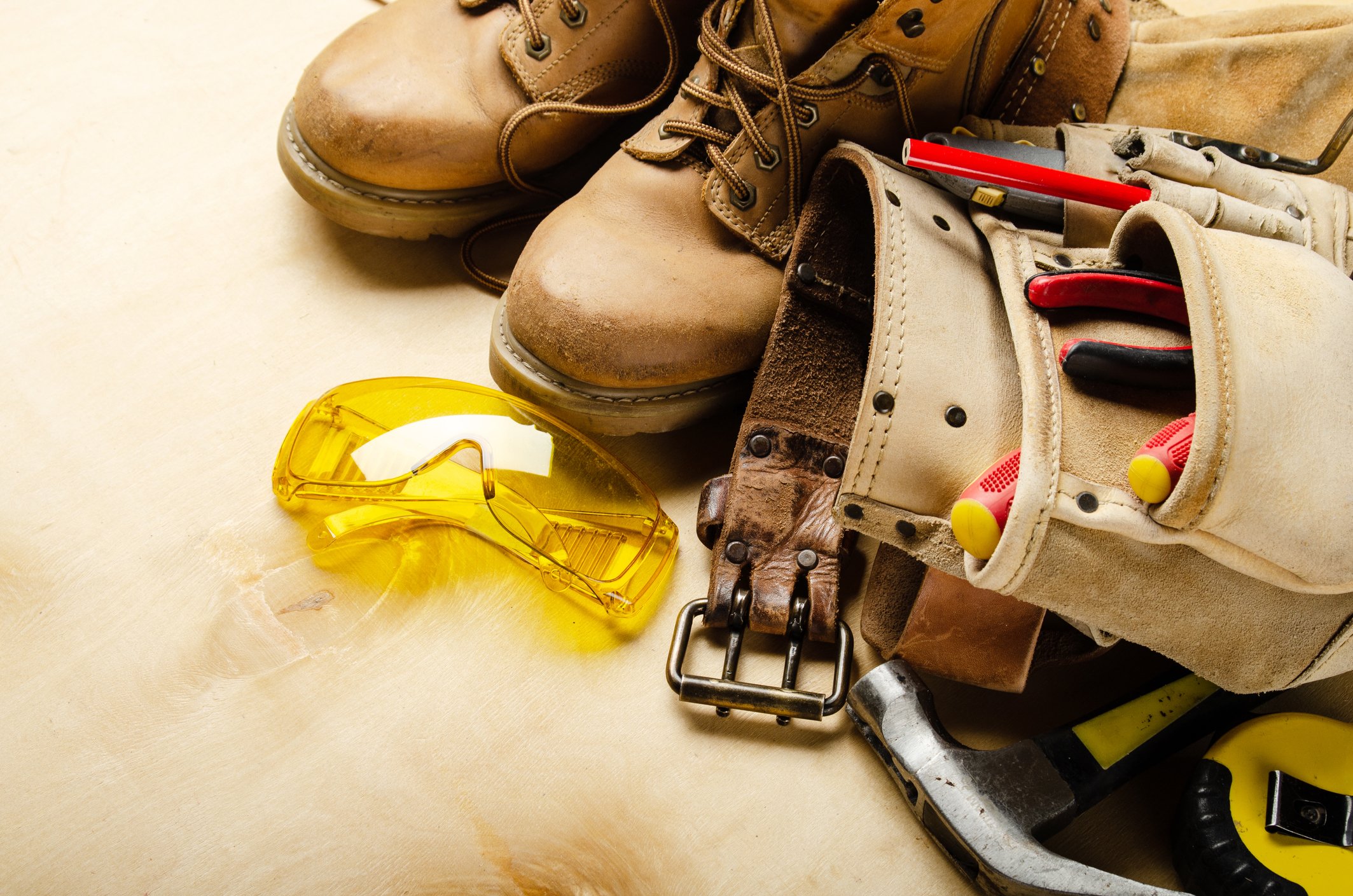 trdie workboots, toolbelt and safety googles