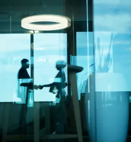 Business people shaking hands on a deal - Mergers & Acquisitions Industry Insurance - Howden Belgium