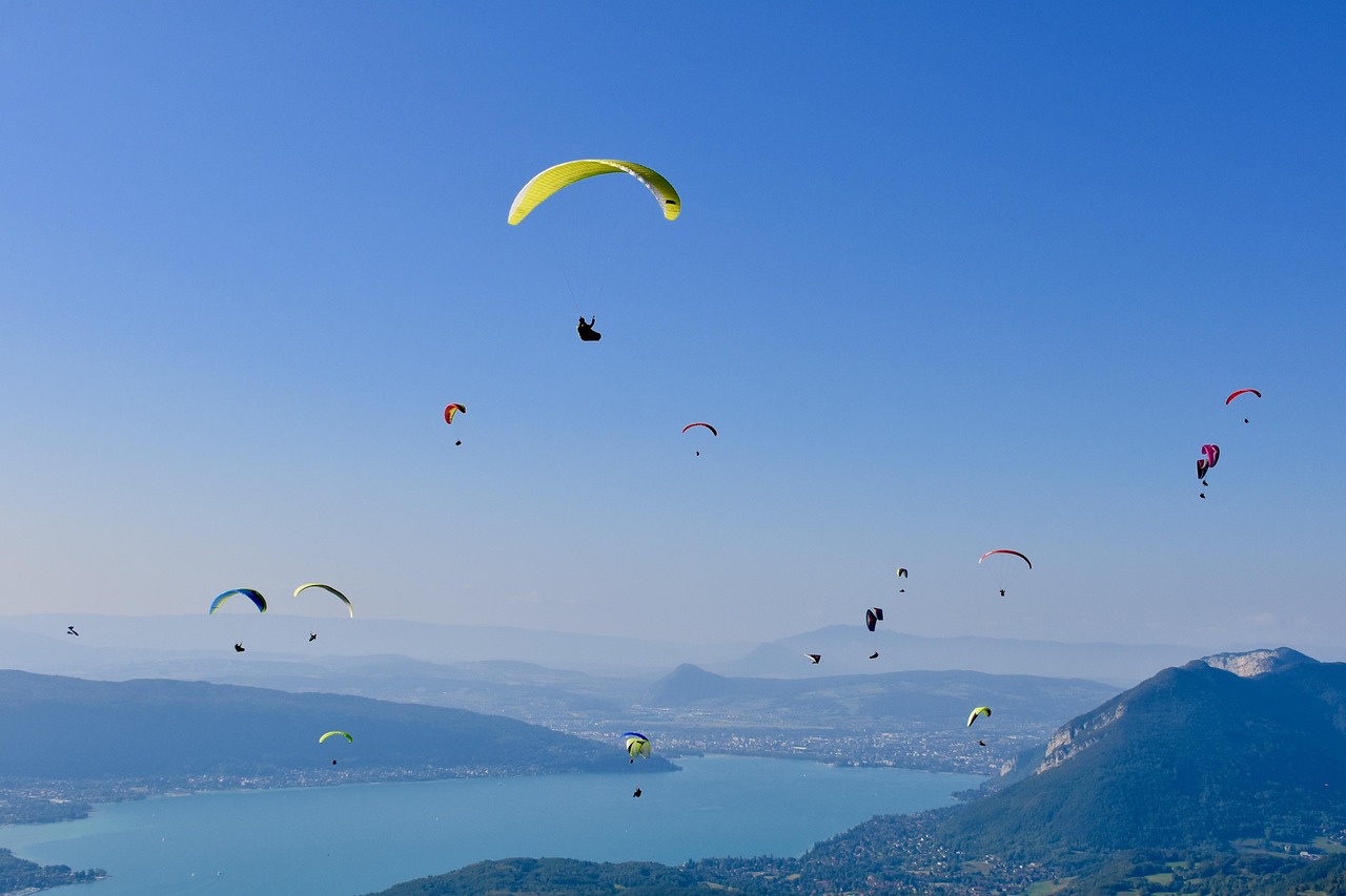 Parapentes autour du lac d'Annecy