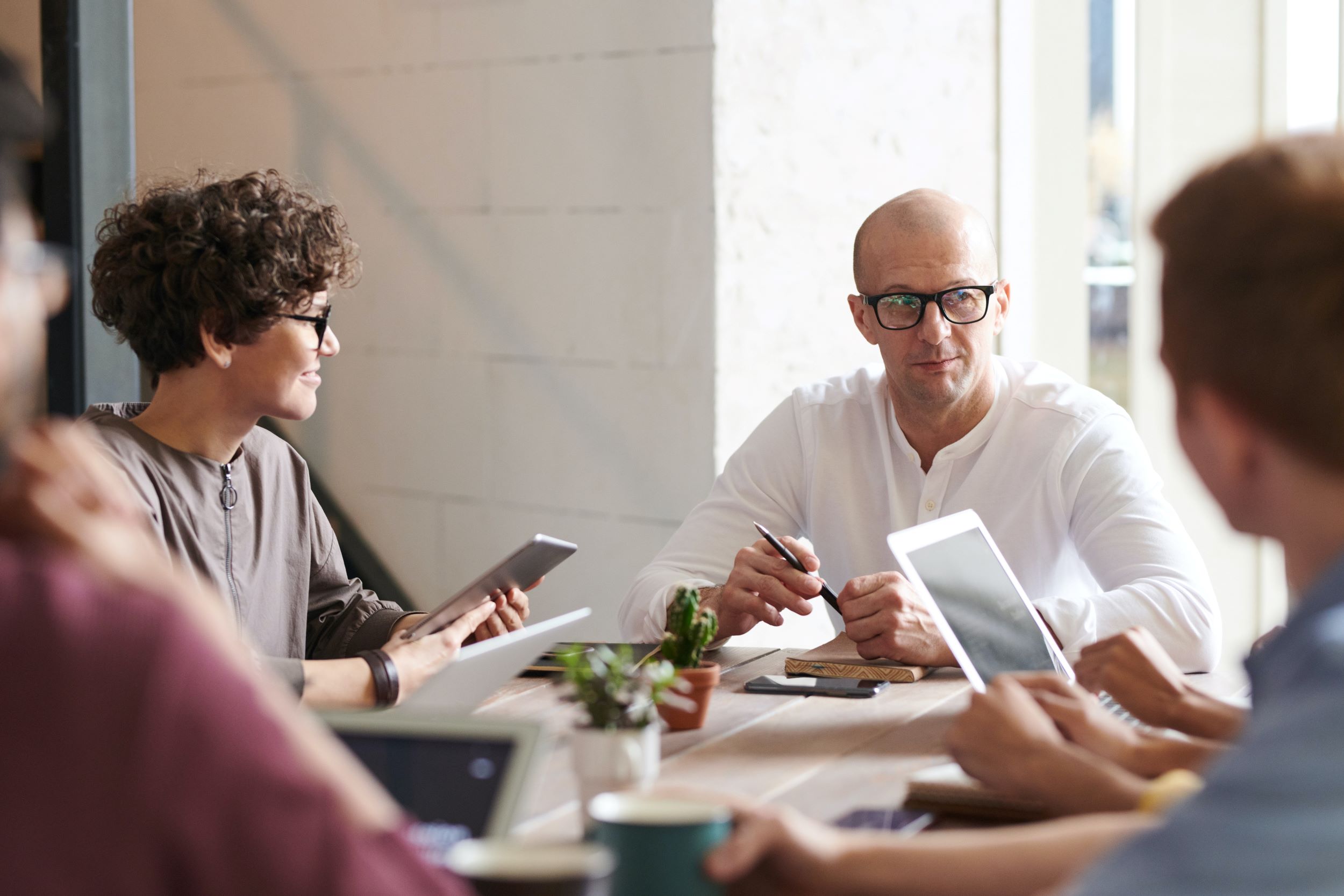 Personnes autour d'une table