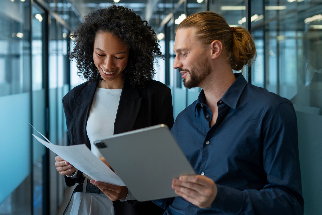 collègues travaillant ensemble au bureau