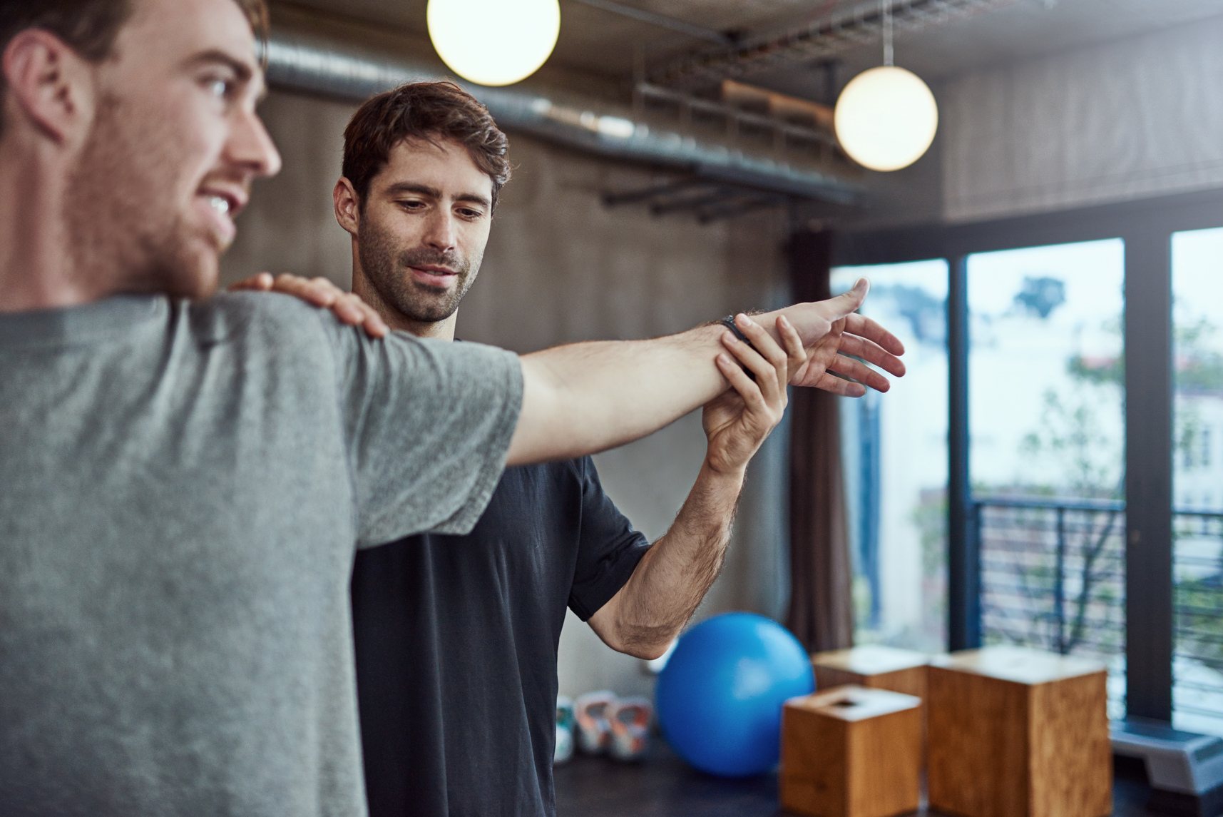 Un patient et son kinésithérapeute font des exercices de prévention 