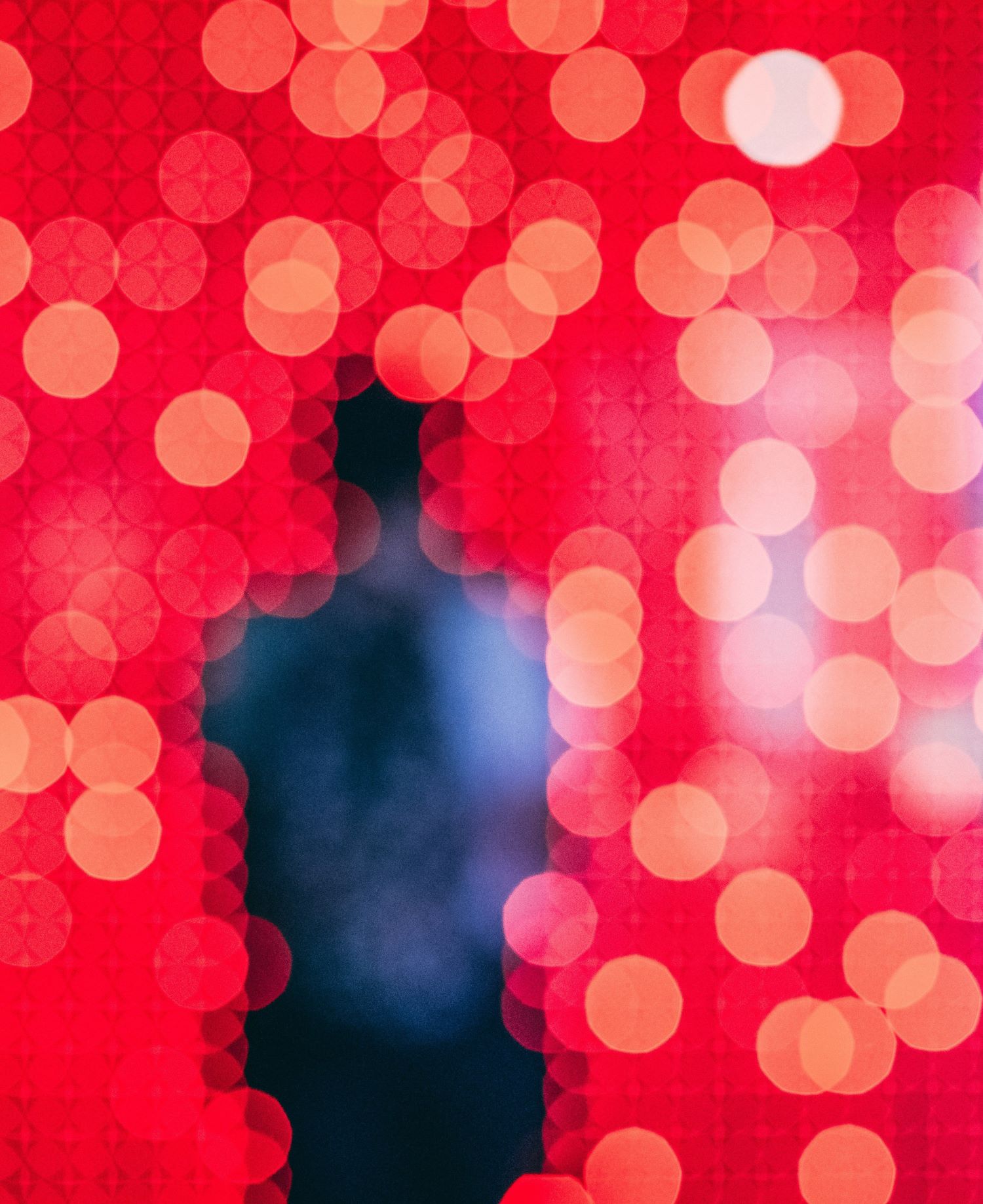 Image rouge avec personnage en second plan