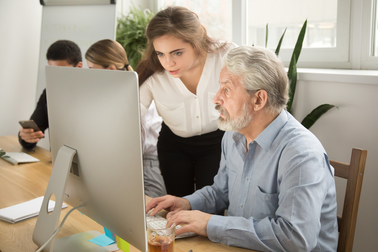 Un salarié senior et une jeune salariée travaillant ensemble