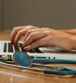 Docteur écrivant à l'ordinateur