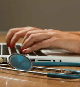docteur tapant à l'ordinateur