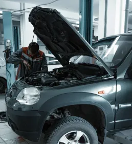 voiture en réparation