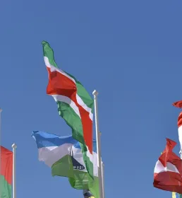 Drapeaux sous un ciel bleu