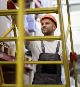 Homme travaillant avec une échelle