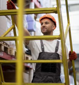 Homme travaillant avec une échelle