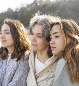 Une mère et ses deux filles passent du temps ensemble à la plage