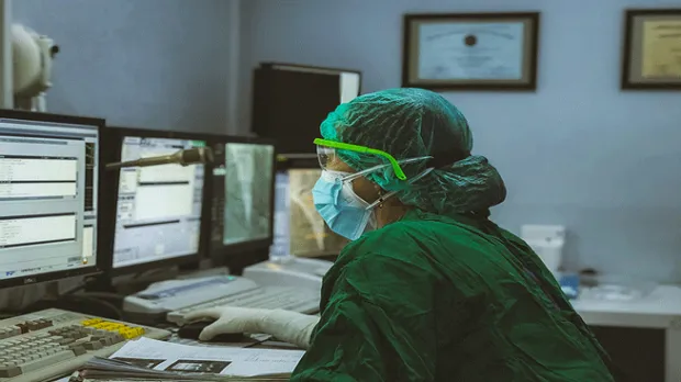 personne du corps médical regardant un écran