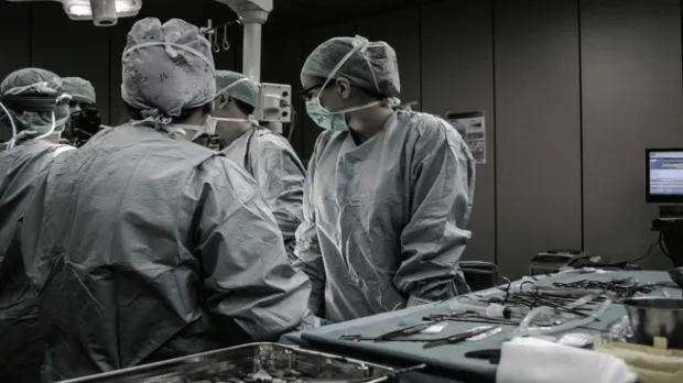 personnes du corps médical au bloc opératoire