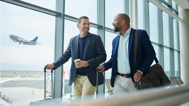 Deux hommes échangent dans un aéroport
