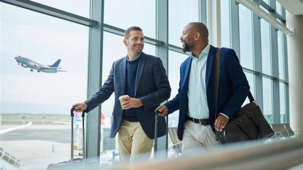 Deux hommes échangent dans un aéroport