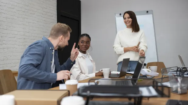 collègues travaillant au bureau