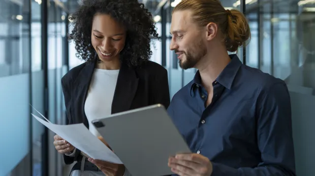 collègues travaillant ensemble au bureau
