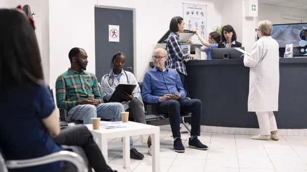Un médecin échange avec son patient en salle d'attente
