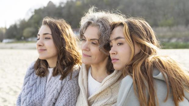 Une mère et ses deux filles passent du temps ensemble à la plage