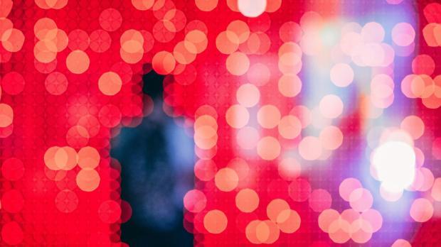 Image rouge avec personnage en second plan