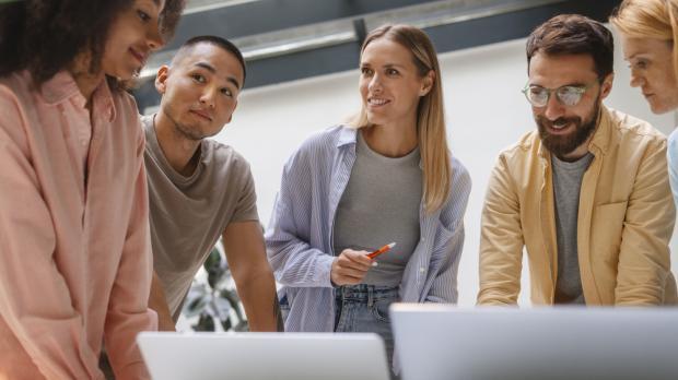 Salariés travaillant en équipe 