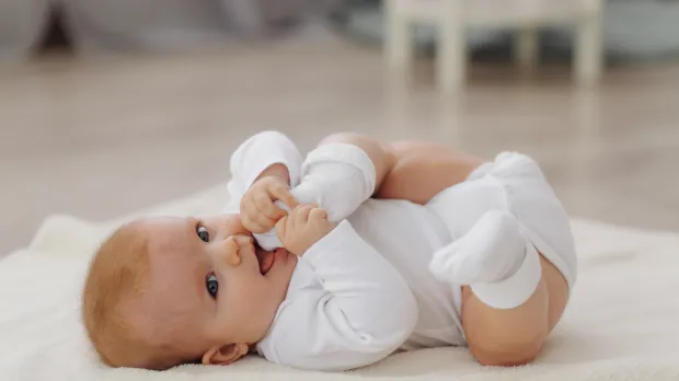 Le congé supplémentaire de naissance est entré en vigueur Bébé allongé sourit