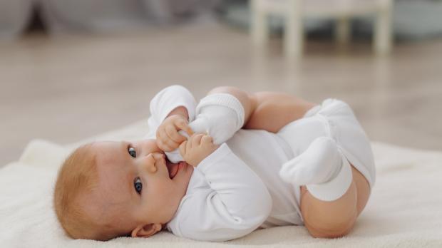 Bébé allongé sourit