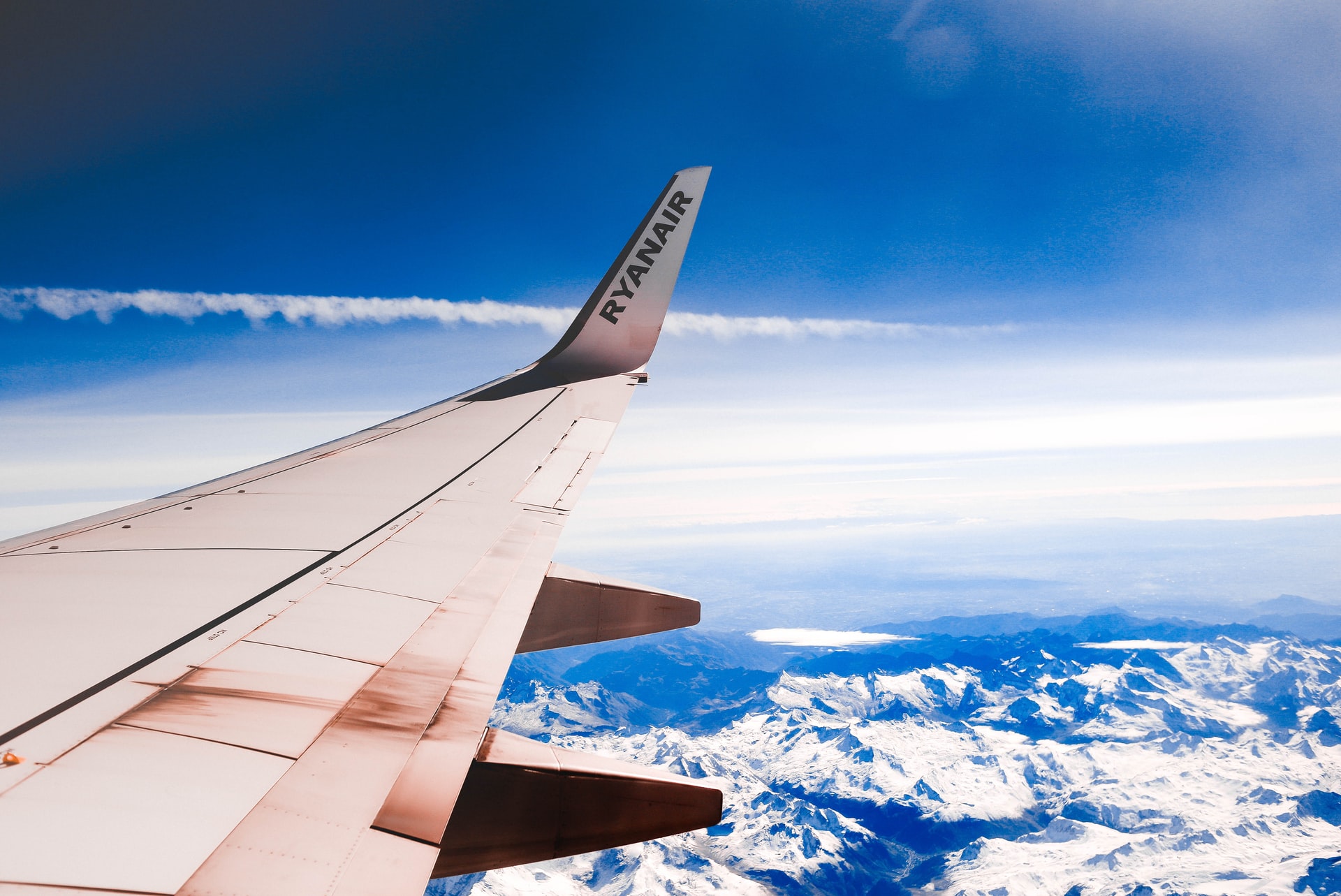 Aeroplae wings in blue sky flying - Aviation Industry Insurance - Howden Belgium