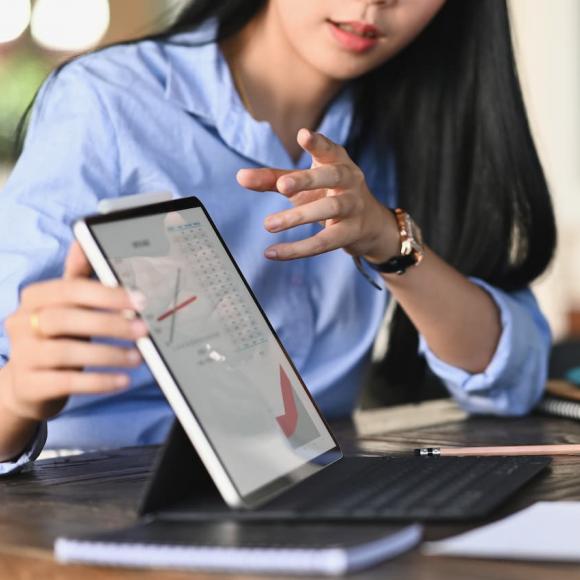 Woman presenting the data on a ipad