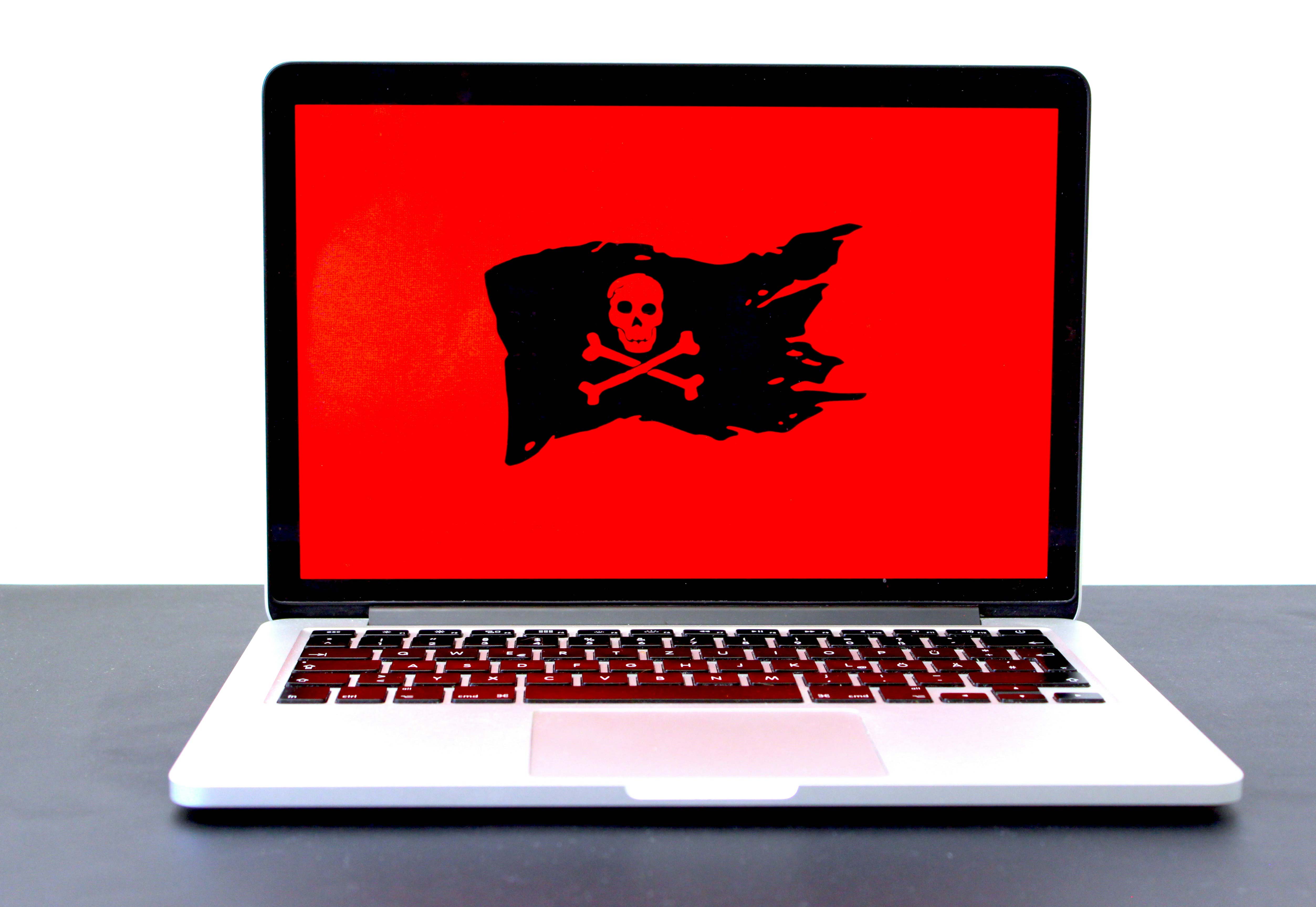 Cybercrime - Piratenflagge auf Laptop