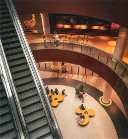Overview photo of an indoor shopping centre 