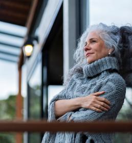 Vrouw kijkt naar buiten