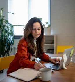 Vrouw achter laptop