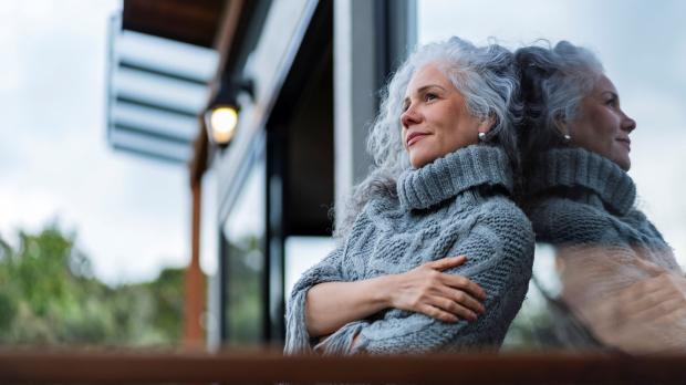 Vrouw kijkt naar buiten