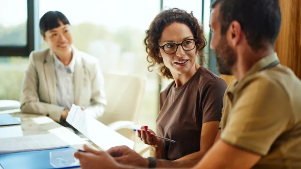 Aandeelhouder met accountant in gesprek
