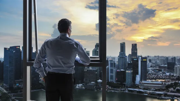Man kijkt over de stad vanuit zijn kantoor