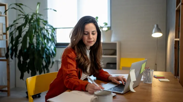 Vrouw achter laptop