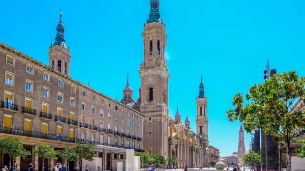 Vista escénica de la Basílica del Pilar y la plaza circundante en un día soleado en Zaragoza, España.