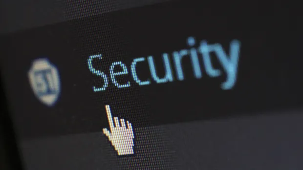 Vista en primer plano de un cursor de ratón sobre texto de seguridad digital en la pantalla.
