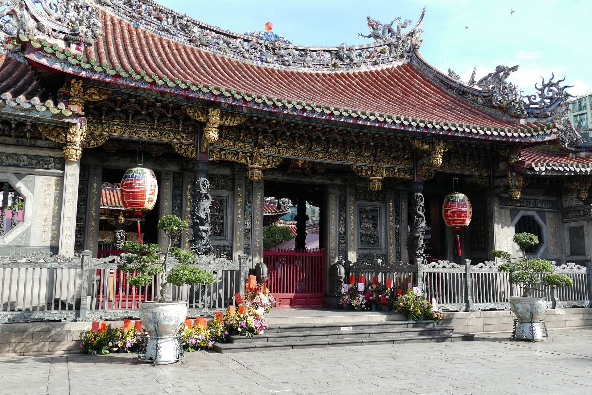 อยากมีความรักสักที ไหว้พระขอพรที่ไหนให้ได้ให้โดน!