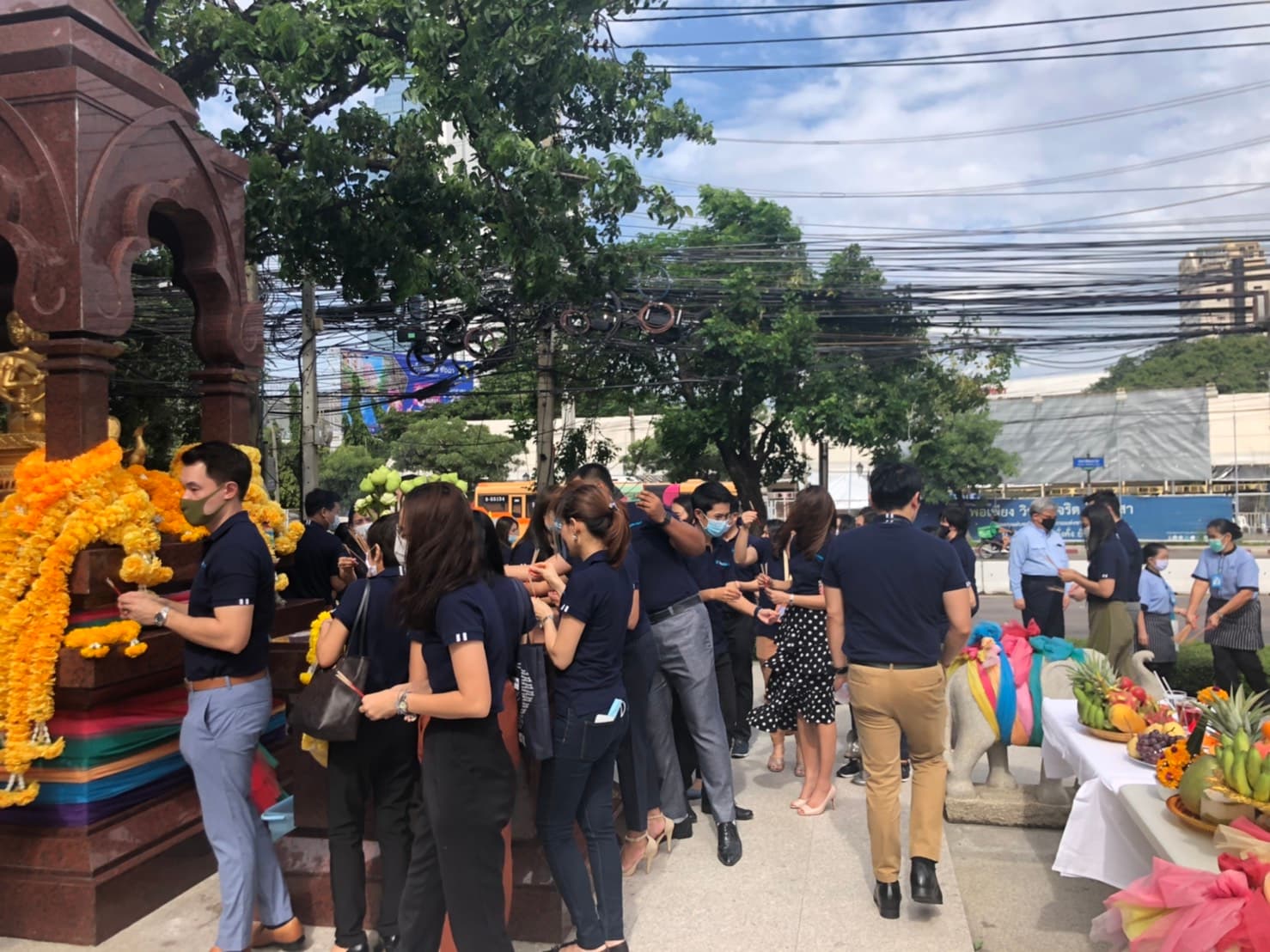 Participate pay respect to a Shrine
